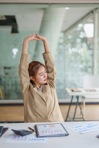 倦怠并发症状肖像亚洲业务女人感觉不舒服工作引起的压力积累不成功的工作休息身体咨询专家精神病学家