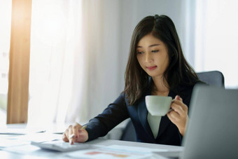 数据分析计划市场营销会计审计肖像亚洲业务女人规划市场营销电脑统计数据表现在市场营销计划项目会议