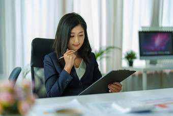 数据分析计划市场营销会计审计肖像亚洲业务女人规划市场营销电脑统计数据表现在市场营销计划项目会议