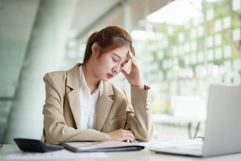 倦怠并发症状肖像亚洲业务女人感觉不舒服工作引起的压力积累不成功的工作休息身体咨询专家精神病学家