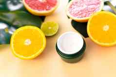Jar脸保湿霜自然柑橘类至关重要的石油橙色石灰水果背景皮肤护理化妆品产品模型化妆品维生素