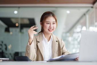 数据分析路线图市场<strong>营销</strong>会计审计肖像亚洲女商人电脑视频<strong>会议</strong>展示市场<strong>营销</strong>计划统计数据表工作