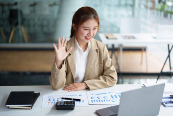 <strong>数据</strong>分析路线图市场营销会计审计肖像亚洲女商人电脑视频会议<strong>展示</strong>市场营销计划统计<strong>数据</strong>表工作