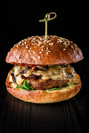 奶酪<strong>汉堡烤肉</strong>奶酪番茄黑暗木表面理想的广告特写镜头