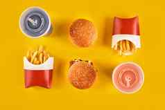 快食物不健康的吃概念关闭快食物零食冷喝黄色的背景