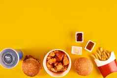 快食物菜前视图肉汉堡土豆芯片楔形作文法国薯条汉堡蛋黄酱番茄酱酱汁黄色的背景