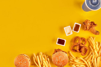 快食物菜前视图法国薯条汉堡蛋黄酱番茄酱酱汁黄色的背景