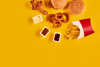 快食物菜前视图法国薯条汉堡蛋黄酱番茄酱酱汁黄色的背景