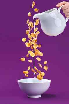 下降格兰诺拉麦片牛奶飞溅七星健康的早餐成分飞行食物