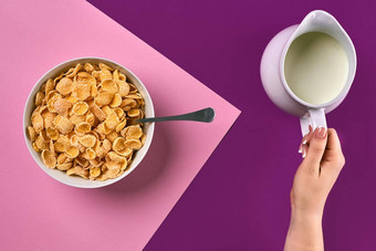 食物健康的吃人饮食概念关闭女人吃牛奶什锦早餐牛奶早餐紫色的粉红色的背景