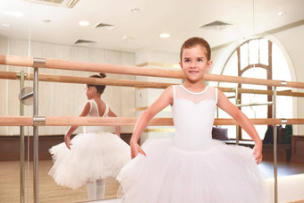 可爱的芭蕾舞女演员跳舞大厅大镜子准备好了跳舞
