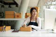 开始小业务企业家自由肖像年轻的亚洲女人工作首页办公室电脑在线市场营销包装交付锻造电子商务概念