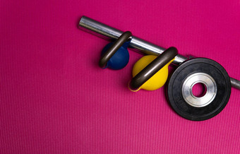 杆重量红色的黄色的体育运动蓝色的绿色设备健康概念健康的生活方式健身席锻炼运动鞋模板光肌肉发达的空设计背景
