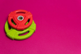 体育运动红色的绿色设备煎饼金属钢<strong>健康</strong>生活方式概念<strong>健康</strong>的生活方式席锻炼房间<strong>模板</strong>教练美设计背景重量