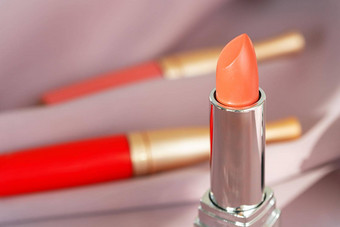 唇光泽使产品粉红色的柔滑的布