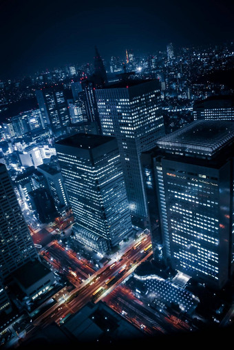 晚上视图高层建筑集团东京大都会办公室