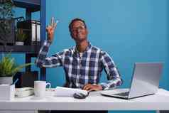 快乐快乐的非洲美国办公室工人胜利和平手势手指相机