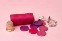 缝纫配件包括线程线轴针粉红色的背景