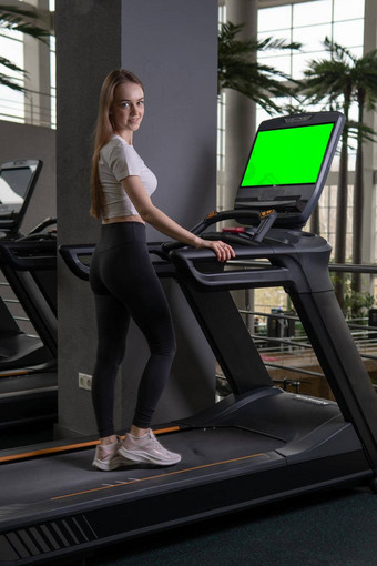 在室内年轻的跑步机长度女人配置文件完整的锻炼女概念健康的生活方式锻炼有吸引力的人成人运动肌肉白色运行集团绿色屏幕