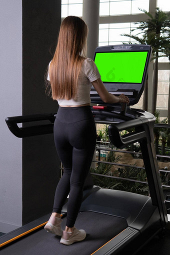 年轻的女人在室内长度跑步机配置文件完整的运行人生活方式健康的健康机有氧运动设备美丽的慢跑腿集团