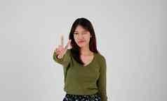 年轻的亚洲女人显示手指积极的和平手势白色背景