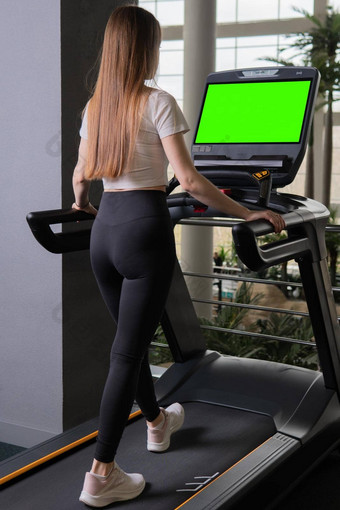在室内年轻的跑步机女人长度配置文件完整的锻炼体育运动健身健康的人成人健身房肌肉白色护理集团肖像绿色屏幕