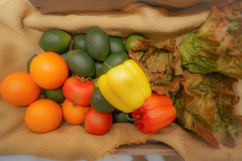 色彩斑斓的蔬菜水果篮子