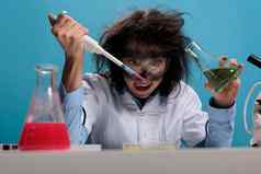 愚蠢的愚蠢的女实验室工人吸管玻璃Jar混合有毒化学化合物创建公式