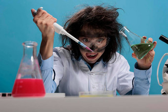 <strong>愚</strong>蠢的<strong>愚</strong>蠢的女实验室工人吸管玻璃Jar混合有毒化学化合物创建公式