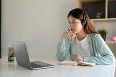 快乐年轻的女人研究在线看网络研讨会播客移动PC电子学习概念