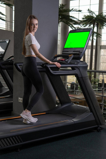 女人跑步机在室内年轻的长度配置文件完整的活跃的人生活方式健康的高加索人运动服装有氧运动设备美丽的白色腿苗条的绿色屏幕