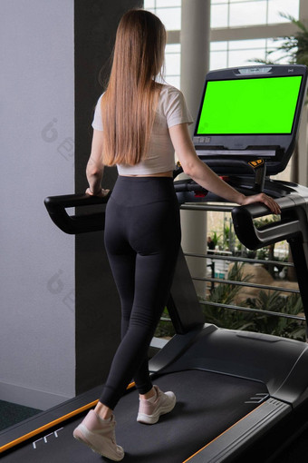<strong>跑步</strong>机女人在室内长度年轻的配置文件完整的锻炼女<strong>健身</strong>有吸引力的健康运动服装<strong>健身</strong>房<strong>跑步</strong>者美丽的男人。护理集团朋友绿色屏幕