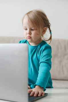 女孩移动PC视频闲谈，聊天沟通学习首页孩子研究在线