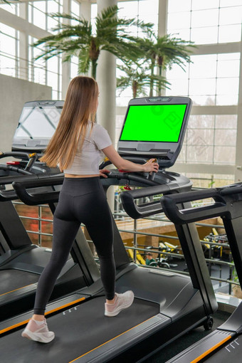 女人长度在室内跑步机年轻的配置文件完整的锻炼体育运动健身有吸引力的健康机健身房跑步者慢跑运行苗条的绿色屏幕