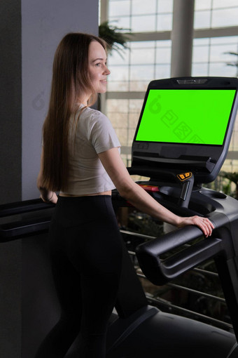 女人年轻的跑步机在室内长度配置文件完整的锻炼体育运动生活方式适合身体机有氧运动设备慢跑腿首页