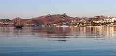 蓝色的海岛屿船爱琴海海岸夏天假期沿海自然概念