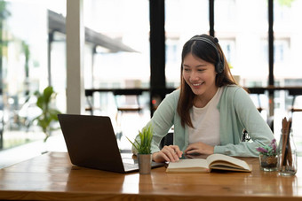 亚洲女人写作使列表采取笔记记事本工作学习移动PC在室内教育培训研讨会教育在线概念
