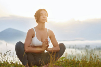 年轻的女孩坐着<strong>忘忧草</strong>构成山