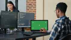 数据库设计师写作代码移动PC绿色屏幕浓度关键模型坐着桌子上