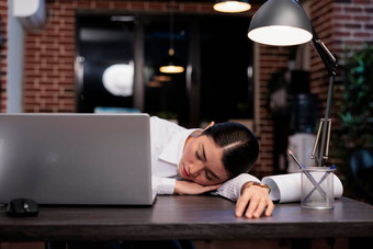 疲劳业务公司员工睡觉桌子上加班工作小时晚上