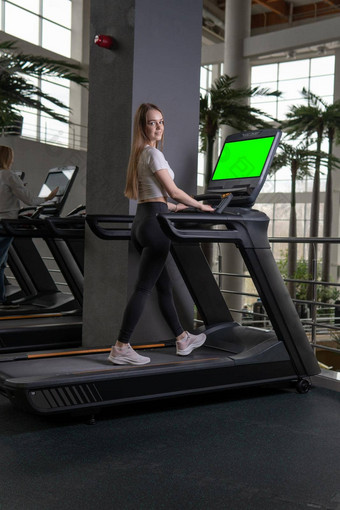 长度女人跑步机年轻的在室内配置文件完整的运行人锻炼适合高加索人成人有氧运动女运动员白色腿苗条的