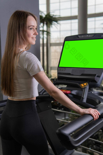 跑步机在室内女人年轻的长度配置文件完整的运行体育运动概念健康的生活方式生活方式健康的健康机健身房肌肉白色护理苗条的绿色屏幕