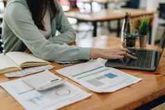 业务会计女人计算器数学金融木桌子上办公室业务工作背景税会计统计数据分析研究概念