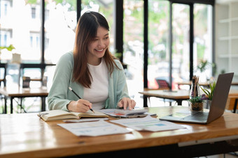 业务会计女人计算器数学金融木桌子上办公室业务工作背景税会计统计数据分析研究概念