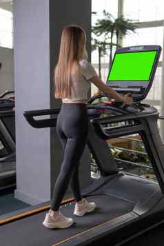 女人在室内年轻的长度跑步机配置文件完整的活跃的女生活方式有吸引力的身体成人健身房女运动员男人。护理苗条的朋友绿色屏幕