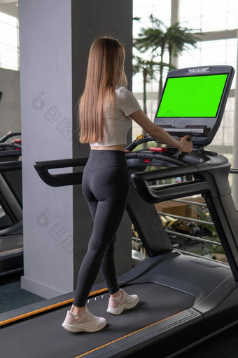 女人在室内年轻的长度跑步机配置文件完整的活跃的<strong>女生</strong>活方式有吸引力的身体成人<strong>健身房</strong>女<strong>运动</strong>员男人。护理苗条的朋友绿色屏幕