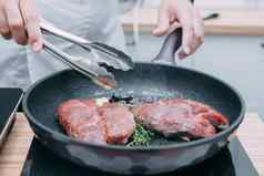 烹饪牛肉牛脊肉牛排煎锅烹饪类牛排香料烹饪过程特写镜头