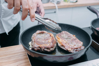 烹饪牛肉牛脊肉<strong>牛排煎</strong>锅烹饪类<strong>牛排</strong>香料烹饪过程特写镜头