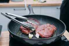 烹饪牛肉牛脊肉牛排煎锅烹饪类牛排香料烹饪过程特写镜头