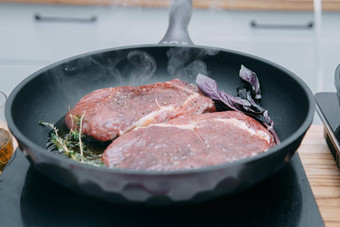 烹饪牛肉牛脊肉<strong>牛排煎</strong>锅烹饪类<strong>牛排</strong>香料烹饪过程特写镜头